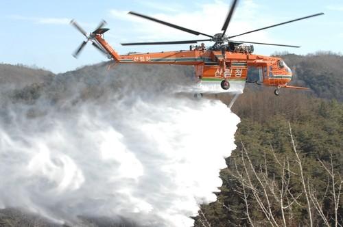 산불 진화 투입되는 대형 헬기[산림청 제공. 재판매 및 DB 금지]