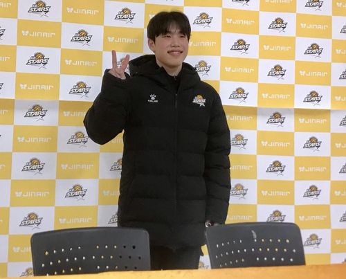 인터뷰 후 V자 들어 보인 KB손해보험의 이학진[촬영 이동칠]