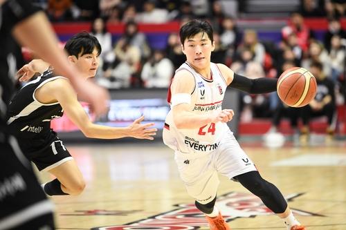 문유현(오른쪽)과 수비하는 강성욱[KBL 제공. 재판매 및 DB 금지]