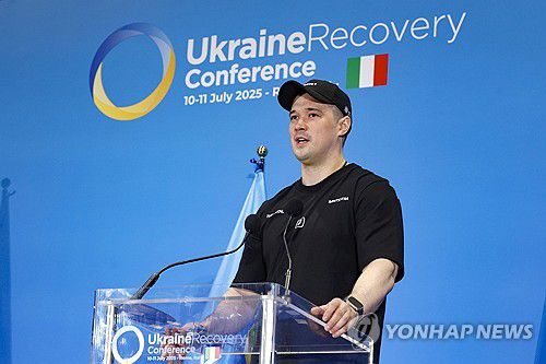 작년 7월 디지털전환부 장관 재직 시절 우크라이나 재건 회의에 참석한 페도로우 국방장관[EPA 연합뉴스 자료사진. 재배포 및 DB 금지]