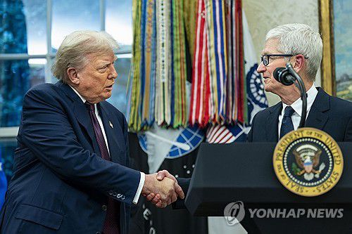 트럼프 대통령과 악수하는 팀 쿡 [EPA 연합뉴스 자료사진. 재판매 및 DB금지]