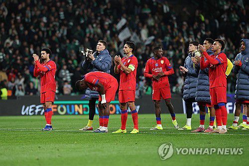 스포르팅에 패한 뒤 응원단에게 인사하는 PSG 선수들.[EPA=연합뉴스]