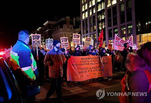 미국 워싱턴 DC에서 트럼프 취임 1주년 항의 시위를 벌이는 미국인들[AFP=연합뉴스. 재판매 및 DB 금지]