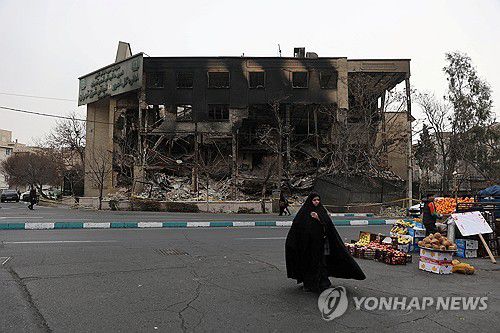 이란 시위로 파괴된 수도 테헤란의 빌딩 모습[로이터=연합뉴스 자료사진. 재판매 및 DB 금지]