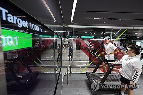 여의나루역에 조성된 러너스테이션 프레스투어(서울=연합뉴스) 신현우 기자 = 21일 오전 서울 지하철 5호선 여의나루역에 조성된 러너스테이션에서 프레스투어가 열리고 있다. 2024.5.21 nowwego@yna.co.kr