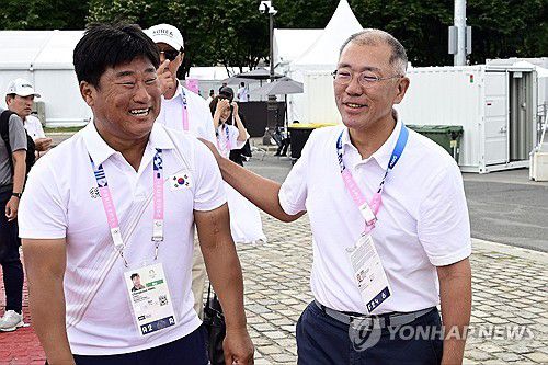 양창훈 감독 격려하는 정의선 회장(서울=연합뉴스) 정의선 현대차그룹 회장이 3일(현지시간) 파리 대회 여자 양궁 개인전 시상식 직후 양창훈 감독을 만나 격려하고 있다. 2024.8.4 [대한양궁협회 제공. 재판매 및 DB 금지] photo@yna.co.kr