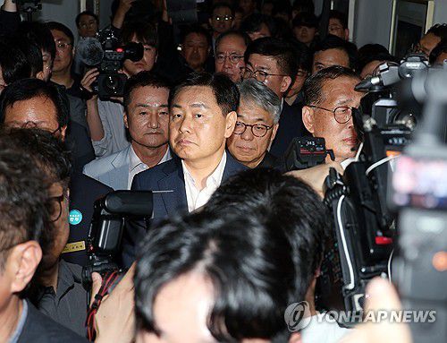 '통합 반대' 주민에 둘러싸인 김관영 전북도지사(완주=연합뉴스) 임채두 기자 = 전북자치도 완주문예회관에서 '군민과의 대화'가 예정됐던 지난해 6월 25일, 김관영 전북도지사가 완주군청 복도에서 '완주·전주 통합'을 반대하는 군민들의 항의를 받고 있다. 거센 저지에 군민과의 대화는 무산됐다. 2025.6.25 doo@yna.co.kr