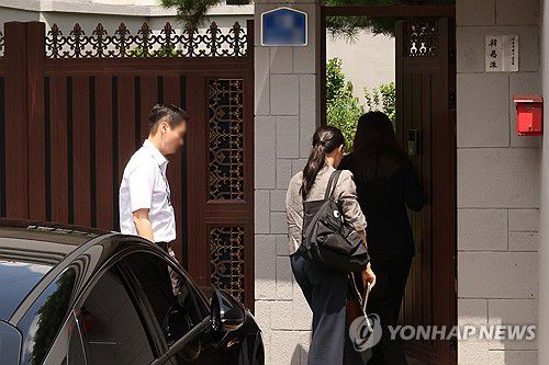 한덕수 전 국무총리 자택 압수수색(서울=연합뉴스) 서대연 기자 = '12·3 비상계엄' 관련 내란·외환 사건을 수사하는 조은석 특별검사팀이 24일 서울 종로구 한덕수 전 국무총리의 주거지를 압수수색 중인 가운데 관계자들이 자택 안으로 들어가고 있다. 2025.7.24 [공동취재] dwise@yna.co.kr