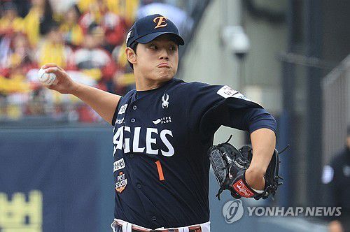 1차전 한화 선발투수로 나선 문동주(서울=연합뉴스) 최재구 기자 = 26일 서울 잠실야구장에서 열린 2025 프로야구 KBO리그 포스트시즌 한국시리즈 1차전 한화 이글스와 LG 트윈스의 경기. 1회말 한화 선발투수 문동주가 역투하고 있다. 2025.10.26 jjaeck9@yna.co.kr