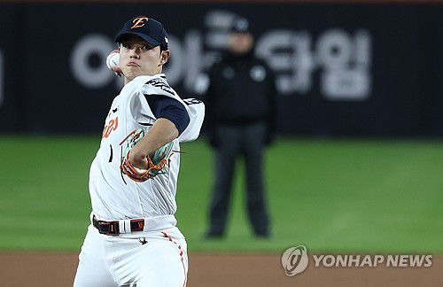 5차전 선발로 나선 문동주(대전=연합뉴스) 윤동진 기자 = 31일 대전 한화생명 볼파크에서 열린 2025 프로야구 KBO리그 포스트시즌 한국시리즈 5차전 LG 트윈스와 한화 이글스의 경기.     1회초 한화 선발투수 문동주가 역투하고 있다. 2025.10.31 mon@yna.co.kr