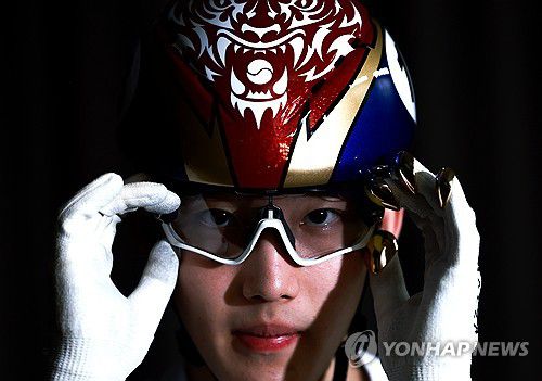 쇼트트랙 임종언, 올림픽 무대를 앞두고(서울=연합뉴스) 홍해인 기자 = 한국 쇼트트랙 남자 대표팀 '차세대 에이스' 임종언이 5일 서울 종로구 연합뉴스 사옥에서 인터뷰하기에 앞서 장비를 착용한 채 포즈를 취하고 있다. 2025.11.6 hihong@yna.co.kr
