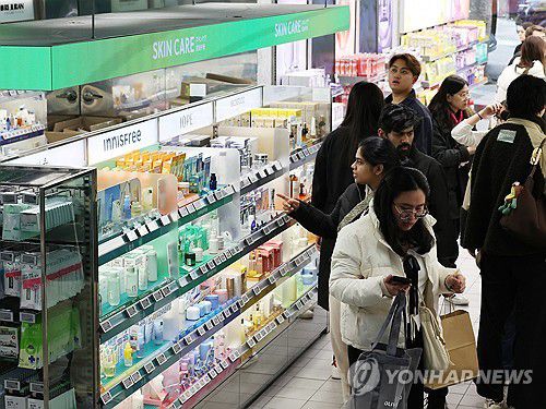 'K-뷰티' 고르는 외국인들[연합뉴스 자료사진]