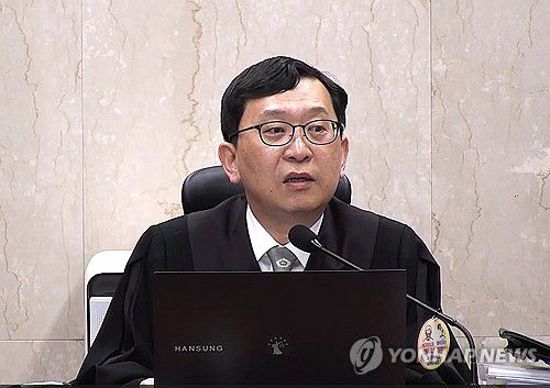 발언하는 이진관 판사(서울=연합뉴스) 24일 서울 서초구 서울중앙지법에서 열린 한덕수 전 국무총리의 내란 우두머리 방조 등 혐의 사건의 속행 공판에서 이진관 부장판사가 발언하고 있다. 2025.10.24 [서울중앙지법 제공. 재판매 및 DB금지] photo@yna.co.kr