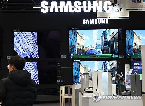 삼성 TV 20년 연속 1위 눈앞(서울=연합뉴스) 서명곤 기자 = 삼성전자가 올해 3분기 글로벌 TV 시장에서 1위를 지키며 20년 연속 1위에 성큼 다가섰다. LG전자는 프리미엄 제품인 유기발광다이오드(OLED) TV 시장에서 1위를 유지했다.     30일 시장조사업체 옴디아에 따르면 삼성전자는 올해 3분기 TV 시장에서 출하량과 매출 기준 점유율 모두 1위를 유지했다.     사진은 이날 서울 시내 한 가전제품 매장에 진열된 삼성전자 TV. 2025.11.30 seephoto@yna.co.kr