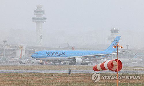 눈보라 치는 제주공항[연합뉴스 자료사진]