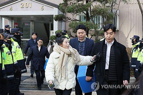 경찰, '비위 의혹' 김병기 자택 압수수색 종료(서울=연합뉴스) 임화영 기자 = 경찰이 14일 공천헌금 수수 등 각종 비위 의혹을 받는 더불어민주당 김병기 의원의 자택인 서울 동작구의 한 아파트에서 압수수색을 마친 뒤 압수품 상자를 들고 나서고 있다. 2026.1.14 hwayoung7@yna.co.kr