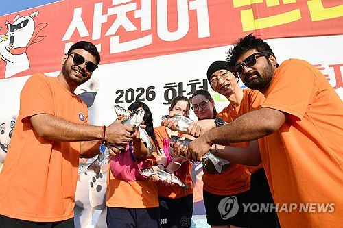 2026 화천산천어축제 즐기는 외국인들[화천군 제공. 재판매 및 DB 금지]