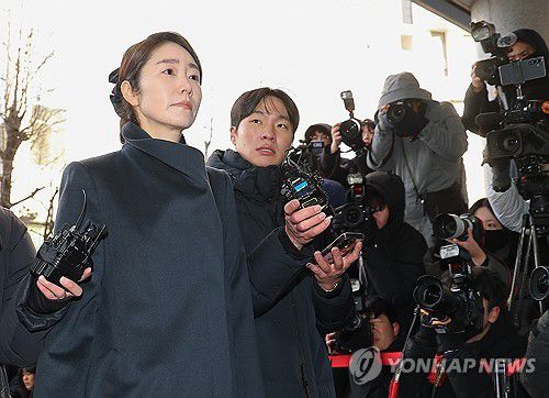 경찰 출석하는 강선우 의원(서울=연합뉴스) 김성민 기자 = 무소속 강선우 의원이 20일 서울 마포구 서울경찰청 공공범죄수사대로 출석하고 있다.      강 의원은 2022년 지방선거를 앞두고 전 사무국장 남모 씨를 통해 김경 서울시의원이 공천 대가로 건넨 1억원을 수수한 혐의를 받는다. 2026.1.20 ksm7976@yna.co.kr