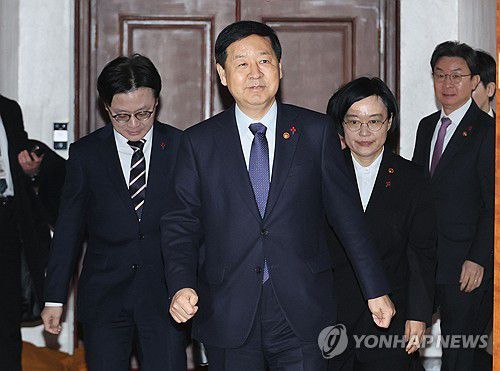 경제관계장관회의 참석하는 구윤철 부총리(서울=연합뉴스) 이정훈 기자 = 구윤철 부총리 겸 재정경제부 장관과 김정관 산업통상부 장관, 한성숙 중소벤처기업부 장관, 이억원 금융위원장 등이 21일 서울 종로구 정부서울청사에서 열린 경제관계장관회의에 참석하고 있다. 2026.1.21 uwg806@yna.co.kr