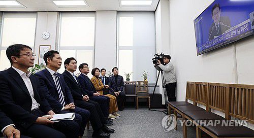 이 대통령 신년 기자회견 시청하는 민주당 지도부(서울=연합뉴스) 더불어민주당 정청래 대표와 한병도 원내대표를 비롯한 당 지도부들이 21일 국회에서 이재명 대통령 신년 기자회견을 텔레비전을 통해 시청하고 있다. 2026.1.21 [국회사진기자단] hkmpooh@yna.co.kr