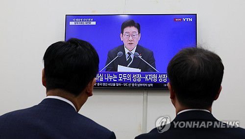 민주당 지도부, 이 대통령 신년 기자회견 시청(서울=연합뉴스) 더불어민주당 정청래 대표와 한병도 원내대표를 비롯한 당 지도부들이 21일 국회에서 이재명 대통령 신년 기자회견을 텔레비전을 통해 시청하고 있다. 2026.1.21 [국회사진기자단] hkmpooh@yna.co.kr