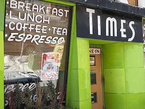 'ICE 떠나라'(미니애폴리스=연합뉴스) 권영전 특파원 = 20일(현지시간) 미국 미네소타주 미니애폴리스의 한 음식점에 연방 이민세관단속국(ICE) 요원들에 반발하는 포스터가 붙어 있다. 2026.1.21 comma@yna.co.kr