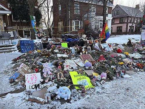르네 굿 추모공간에 놓은 꽃과 피켓(미니애폴리스=연합뉴스) 권영전 특파원 = 20일(현지시간) 미국 미네소타주 미니애폴리스에 있는 르네 니콜 굿의 추모 공간에 추모객들이 두고 간 꽃과 피켓이 놓여 있다. 2026.1.21 comma@yna.co.kr