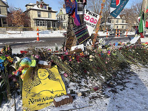 르네 굿 추모공간에 놓은 꽃과 피켓(미니애폴리스=연합뉴스) 권영전 특파원 = 20일(현지시간) 미국 미네소타주 미니애폴리스에 있는 르네 니콜 굿의 추모 공간에 추모객들이 두고 간 꽃과 피켓이 놓여 있다. 2026.1.21 comma@yna.co.kr