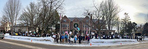 팀 월즈 주지사 관저앞 시위(세인트폴=연합뉴스) 권영전 특파원 = 민주당 소속 팀 월즈 미네소타주 주지사의 세인트폴 관저 앞에서 20일(현지시간) 이민 단속에 반대하는 시위가 열리고 있다. 2026.1.21 comma@yna.co.kr