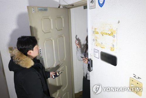 무인기 관련 피의자의 사무실(서울=연합뉴스) 김성민 기자 = 북한의 한국 무인기 침투 주장에 대한 진상을 규명하는 '군경합동조사 TF'가 민간인 피의자 3명에 대한 강제수사에 나선 21일 민간인 피의자가 북한 관련 보도를 하는 인터넷 매체의 강남구 사무실로 알려진 공유 오피스 앞에서 기자들이 취재하고 있다. 해당 주소지는 사실상 우편 대리 수령 업무를 하는 회사가 사무실로 쓰고 있었다.  2026.1.21 ksm7976@yna.co.kr