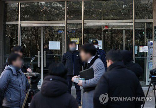 군경 '북한 무인기 침투' 피의자 압수수색(서울=연합뉴스) 류영석 기자 = 북한의 한국 무인기 침투 주장에 대한 진상을 규명하는 '군경합동조사 TF'가 21일 민간인 피의자 3명의 주거지 및 사무실 등에 대한 압수수색에 나선 가운데 이날 피의자와 관련된 서울의 한 대학교 과 건물 앞에 취재진이 대기하고 있다. 2026.1.21 ondol@yna.co.kr