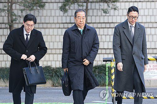 '내란 중요임무 종사 혐의' 한덕수 전 총리, 오늘 1심 선고(서울=연합뉴스) 서대연 기자 = 내란 중요임무 종사 혐의를 받는 한덕수 전 국무총리가 21일 서울중앙지법에서 열린 1심 선고 공판에 출석하기 위해 법정으로 향하고 있다. 2026.1.21 dwise@yna.co.kr