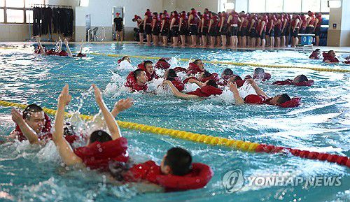 해군병 721기 전투 수영(창원=연합뉴스) 김동민 기자 = 해군병 721기가 21일 경남 창원시 진해구 해군교육사령부 제2 해상생존훈련장에서 전투 수영을 하고 있다. 2026.1.21