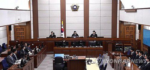 한덕수 '내란 중요임무 종사' 1심 징역 23년…법정구속(서울=연합뉴스) 내란 중요임무 종사 혐의를 받는 한덕수 전 국무총리가 21일 서울중앙지법에서 열린 1심 선고 공판에 출석해 있다. 2026.1.21 [서울중앙지법 제공. 재판매 및 DB 금지] photo@yna.co.kr