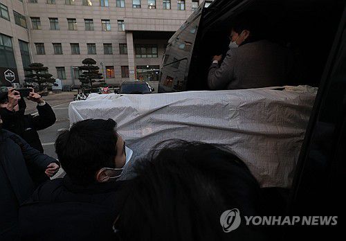 군경 '북한 무인기 침투' 피의자 압수수색 종료(서울=연합뉴스) 류영석 기자 = 북한의 한국 무인기 침투 주장에 대한 진상을 규명하는 '군경합동조사 TF'가 21일 민간인 피의자 3명의 주거지 및 사무실 등에 대한 압수수색에 나선 가운데 이날 피의자 장모씨와 오모씨가 다니던 서울의 한 대학교 공대 건물에서 경찰 관계자들이 압수품을 옮기고 있다. 2026.1.21 ondol@yna.co.kr