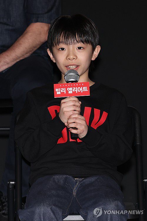 인사말하는 조윤우(서울=연합뉴스) 류효림 기자 = '빌리 엘리어트'에서 빌리 역을 맡은 조윤우가 21일 서울 중구 충무아트센터에서 열린 뮤지컬 '빌리 엘리어트' 기자간담회에서 인사말을 하고 있다. 2026.1.21 ryousanta@yna.co.kr