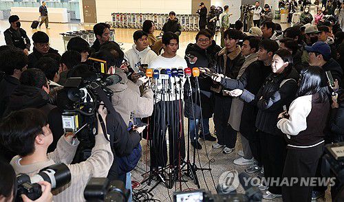 취재진과 인터뷰하는 김혜성(영종도=연합뉴스) 김성민 기자 = 미국 프로야구 메이저리그(MLB) 로스앤젤레스 다저스 김혜성이 21일 인천국제공항 제2터미널에서 출국 전 인터뷰를 하고 있다. 2026.1.21 ksm7976@yna.co.kr