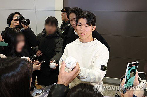 팬들에게 사인해주는 김혜성(영종도=연합뉴스) 김성민 기자 = 미국 프로야구 메이저리그(MLB) 로스앤젤레스 다저스 김혜성이 21일 인천국제공항 제2터미널에서 팬들에게 사인을 해주고 있다. 2026.1.21 ksm7976@yna.co.kr