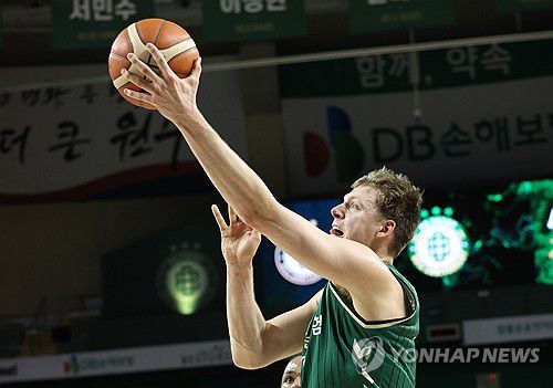 높이로 승부한다(원주=연합뉴스) 양지웅 기자 = 21일 강원 원주DB프로미아레나에서 열린 2025-2026 프로농구 원주 DB와 부산 KCC의 경기. DB 헨리 엘런슨이 골밑슛을 시도하고 있다. 2026.1.21 yangdoo@yna.co.kr