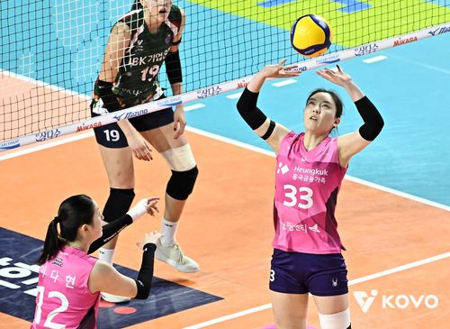 토스하는 흥국생명의 세터 이나연(오른쪽)[한국배구연맹 제공. 재판매 및 DB 금지]
