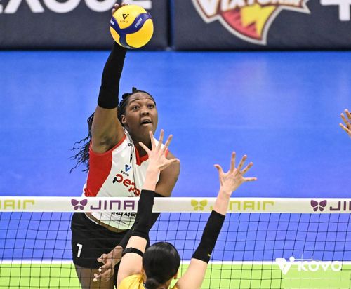 공격하는 페퍼저축은행의 조이(뒤쪽)[한국배구연맹 제공. 재판매 및 DB 금지]