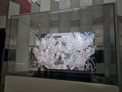 쿠키런과 나전칠기의 만남    (서울=연합뉴스) 김주환 기자 = 22일 서울 인사동 아라아트센터에서 열린 '쿠키런: 킹덤' 아트 컬래버 특별전 '위대한 왕국의 유산' 전시 공간에 손대현 나전칠기 명장이 게임을 테마로 제작한 작품이 전시돼있다. 2026.1.22 jujuk@yna.co.kr