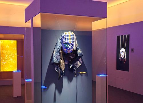 전통 탈로 재탄생한 쿠키런    (서울=연합뉴스) 김주환 기자 = 22일 서울 인사동 아라아트센터에서 열린 '쿠키런: 킹덤' 아트 컬래버 특별전 '위대한 왕국의 유산' 전시 공간에 신정철 전통 탈 숙련기술 전승자가 게임을 테마로 제작한 탈이 전시돼있다. 2026.1.22 jujuk@yna.co.kr