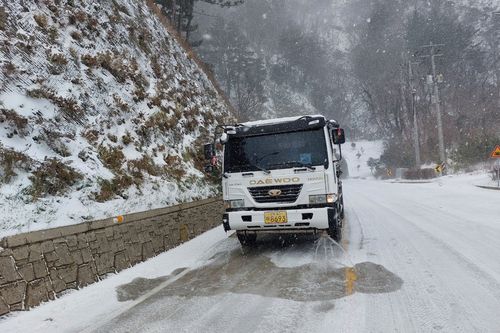 바닷물 뿌려 눈 녹이는 살수차[울릉군 제공. 재판매 및 DB 금지]