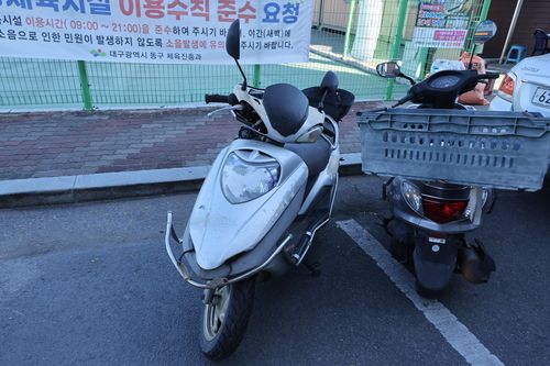 무료 노상 주차장에 세워둔 번호판 없는 오토바이[촬영 박세진]