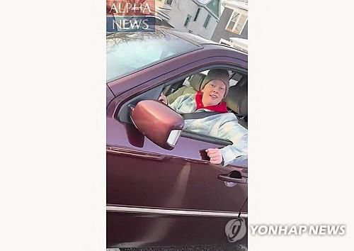 지난 7일 미네소타주 미니애폴리스에서 ICE 요원의 총격에 사망한 르네 니콜 굿이 창문을 내리고 요원에게 말을 걸고 있다. [AFP 연합뉴스. 재배포 및 DB 금지]