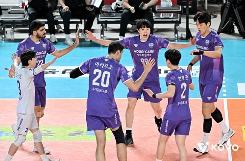 승리 후 환호하는 우리카드 선수단[한국배구연맹 제공. 재판매 및 DB 금지]