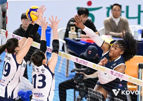 한국도로공사 주포 모마의 강타[한국배구연맹 제공. 재판매 및 DB 금지]