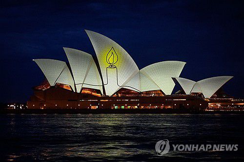 유대인 총격테러 희생자 추모의 촛불 켠 시드니 오페라하우스호주 시드니 유대인 축제 총격 테러 사건 1주일 뒤인 지난달 21일(현지시간) 시드니 오페라하우스에 추모의 촛불 조명이 켜진 모습. [AFP 연합뉴스 자료사진. 재판매 및 DB 금지]