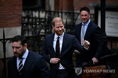 21일 법원을 나서며 인사하는 해리 왕자[AFP 연합뉴스. 재판매 및 DB 금지]